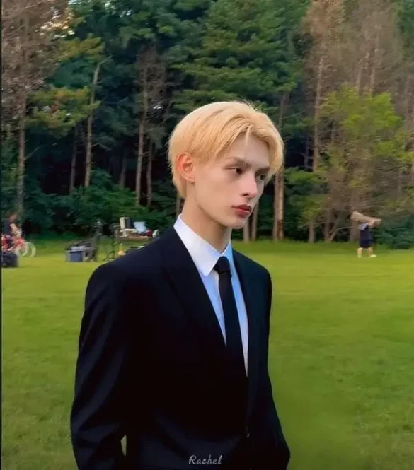 Ảnh James Cortis góc nghiêng thần thái