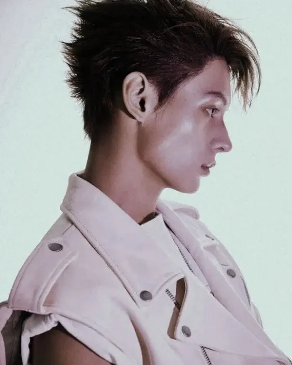 Ảnh James Cortis góc nghiêng nam tính