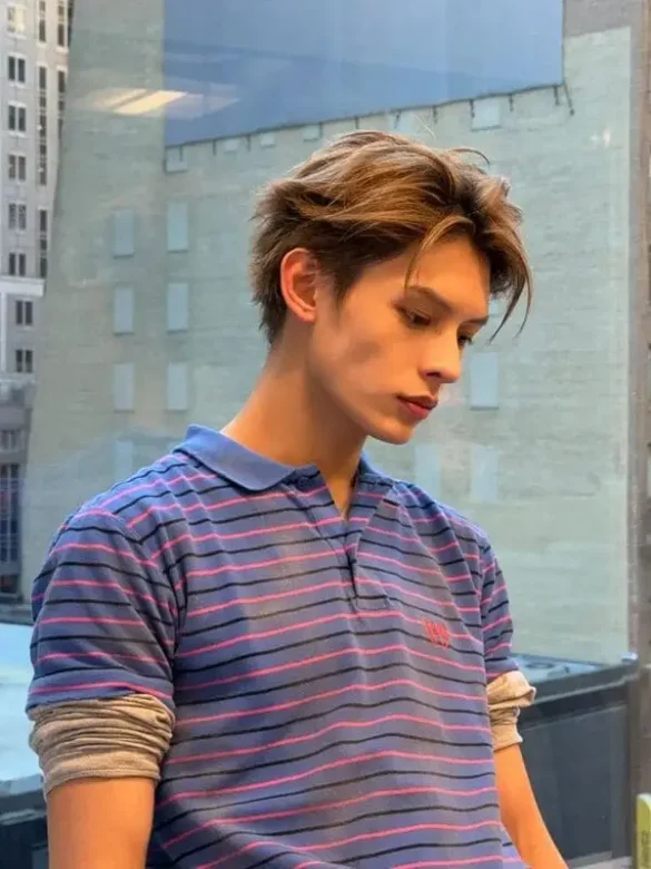 Ảnh James Cortis góc nghiêng tự nhiên