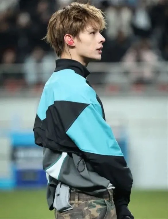 Ảnh James Cortis góc nghiêng phong cách