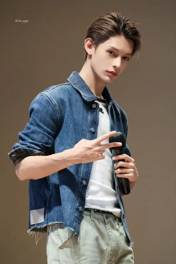 Ảnh James Cortis ngầu tạo dáng