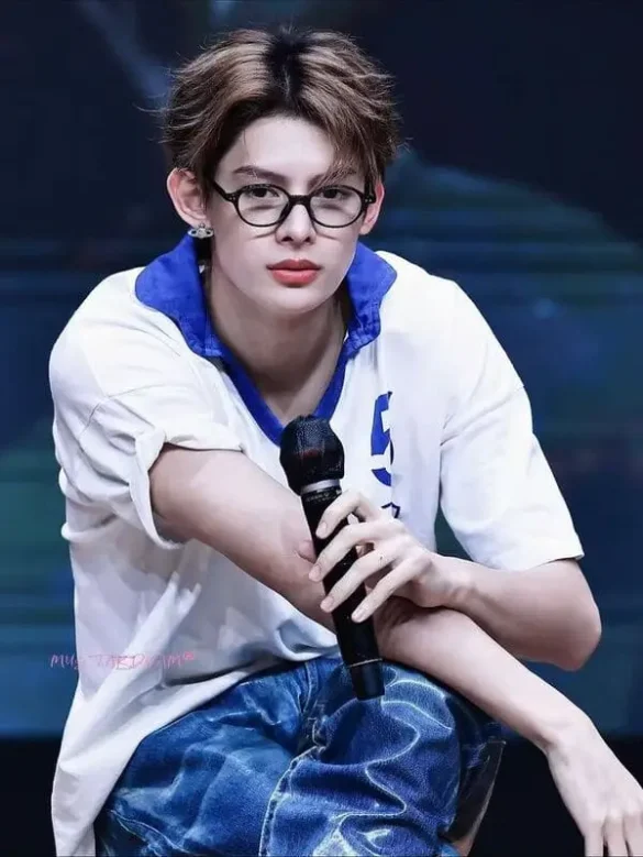 Ảnh James Cortis ngầu biểu cảm