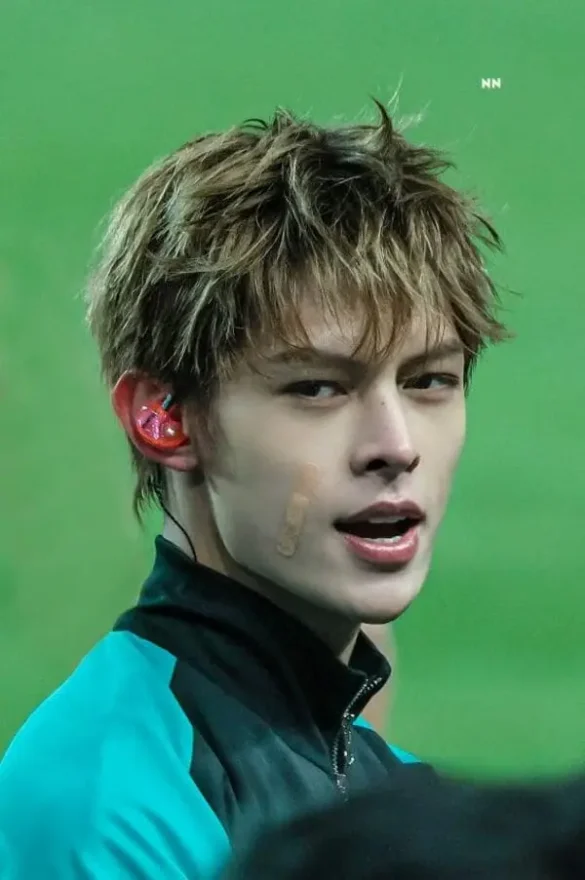 Ảnh James Cortis sân bóng biểu diễn