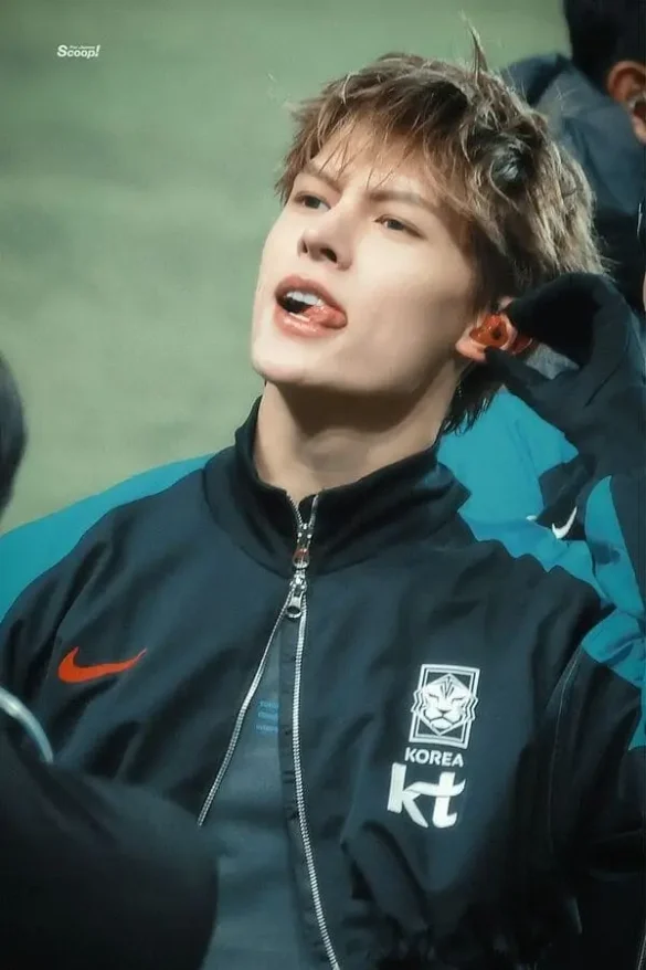 Ảnh James Cortis sân bóng viral