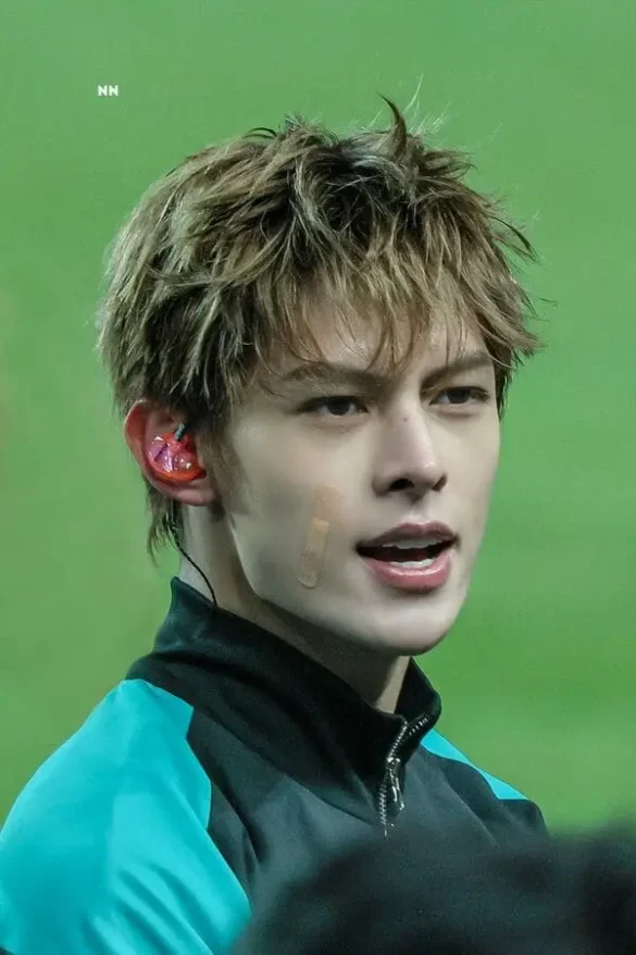 Ảnh James Cortis sân bóng cực sốt