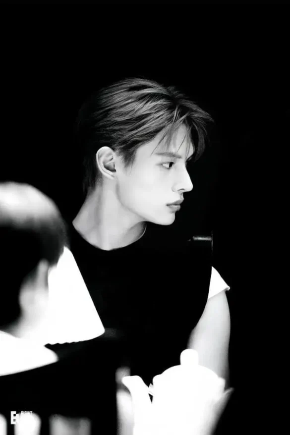 Ảnh James Cortis hình nền trắng đen tinh tế