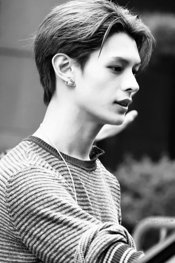 Ảnh James Cortis hình nền trắng đen HD