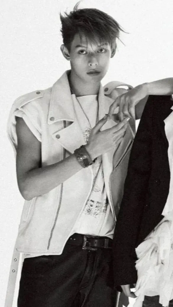 Ảnh James Cortis hình nền trắng đen nghệ thuật