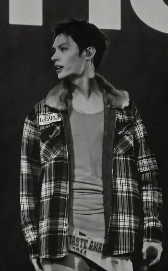 Ảnh James Cortis hình nền trắng đen tối giản