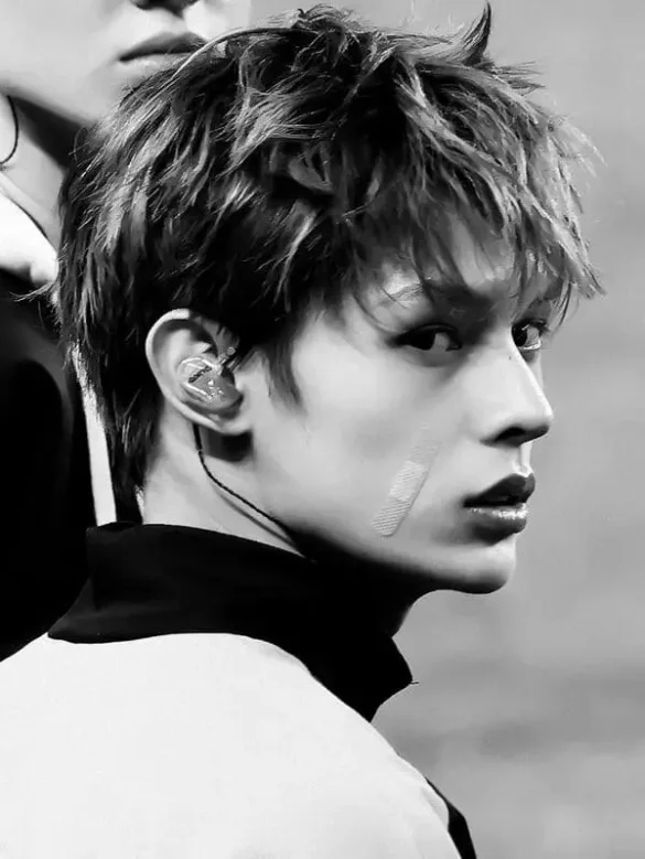 Ảnh James Cortis hình nền trắng đen chân dung