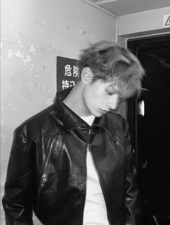 Ảnh James Cortis hình nền trắng đen cổ điển