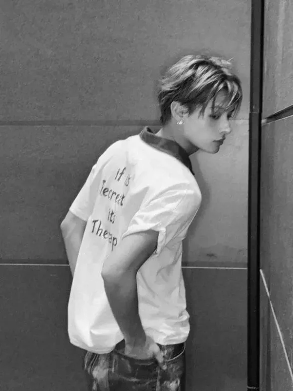 Ảnh James Cortis hình nền trắng đen tạp chí