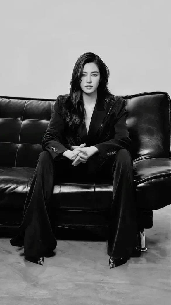 Ảnh LingLing Kwong phong cách mạnh