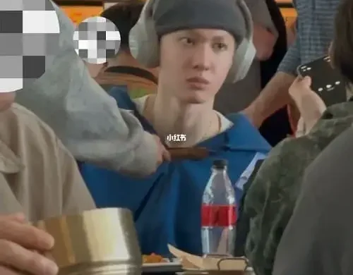 anh-martin-cortis-di-an-4 Ảnh Martin Cortis đi ăn cùng bạn