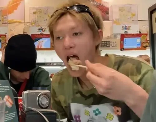 anh-martin-cortis-di-an-6 Ảnh Martin Cortis đi ăn vui vẻ