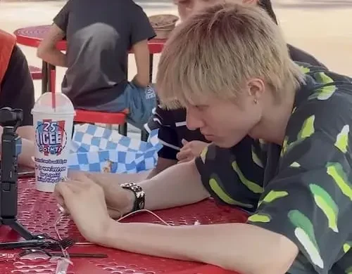 anh-martin-cortis-di-an-7 Ảnh Martin Cortis đi ăn hàng quán