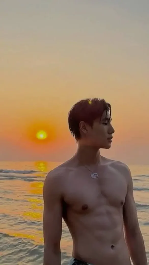 Phuwin Tangsakyuen thân hình săn chắc