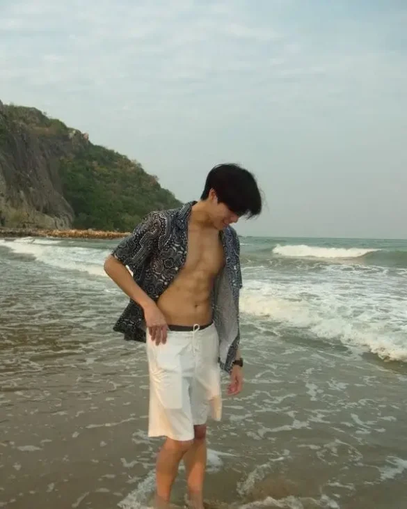 Phuwin Tangsakyuen vóc dáng nam tính