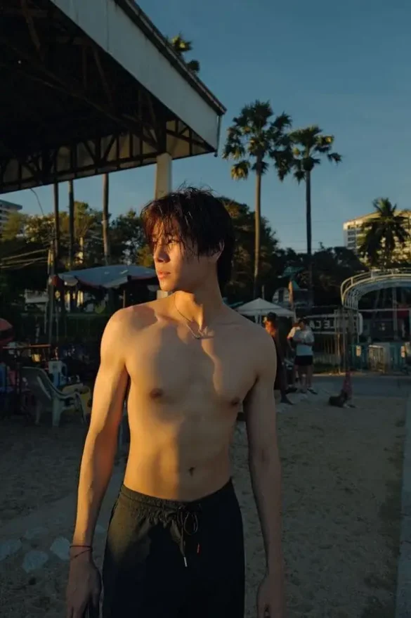 Phuwin Tangsakyuen body khỏe khoắn