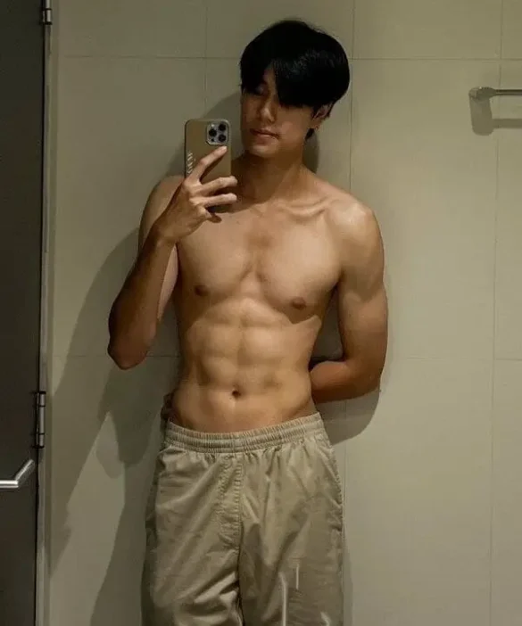 Phuwin Tangsakyuen hình thể cân đối