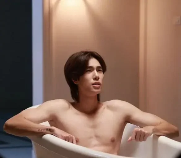 Phuwin Tangsakyuen thân hình cuốn hút