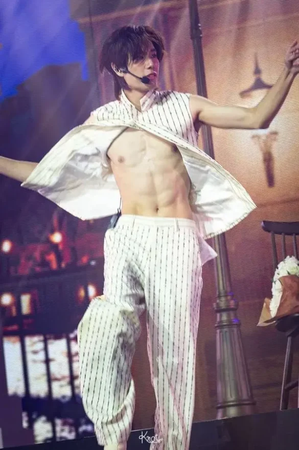 Phuwin Tangsakyuen body nam thần