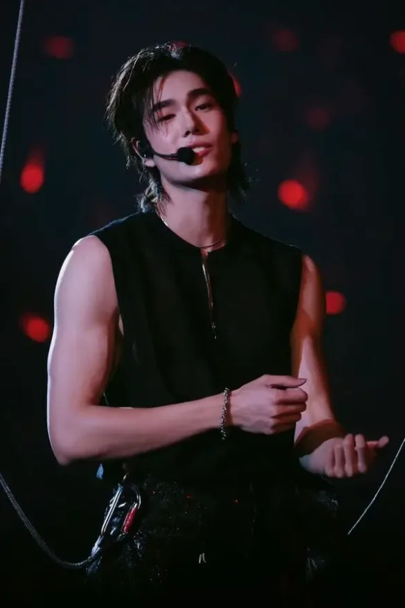 Phuwin Tangsakyuen phong cách ngầu