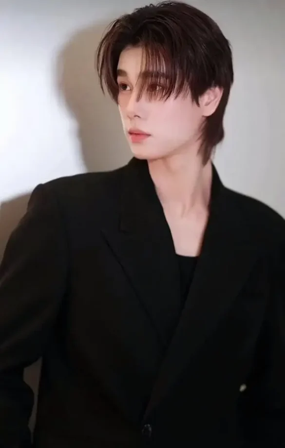 Phuwin Tangsakyuen tạo hình cá tính