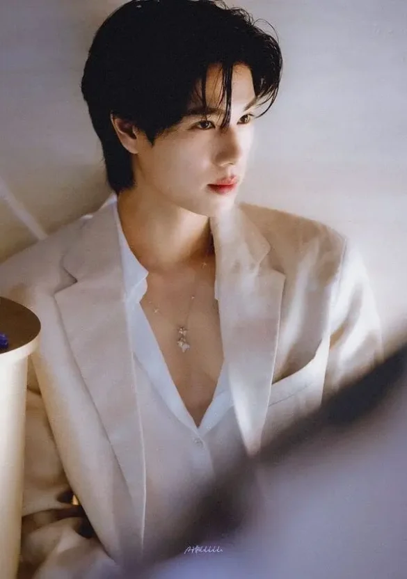 Phuwin Tangsakyuen concept cá tính