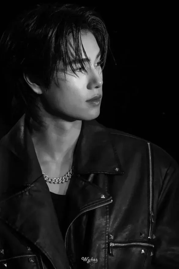 Ảnh Phuwin Tangsakyuen tạp chí trắng đen