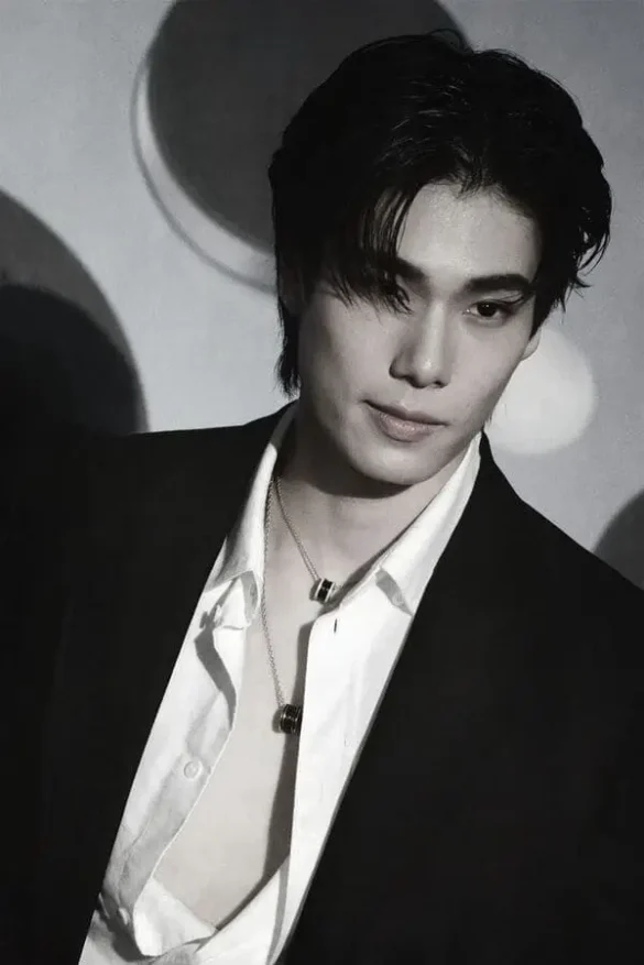 Phuwin Tangsakyuen trắng đen cổ điển