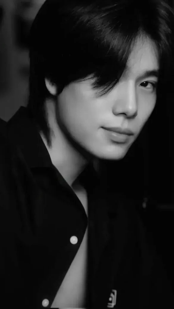 Phuwin Tangsakyuen ảnh trắng đen cảm xúc