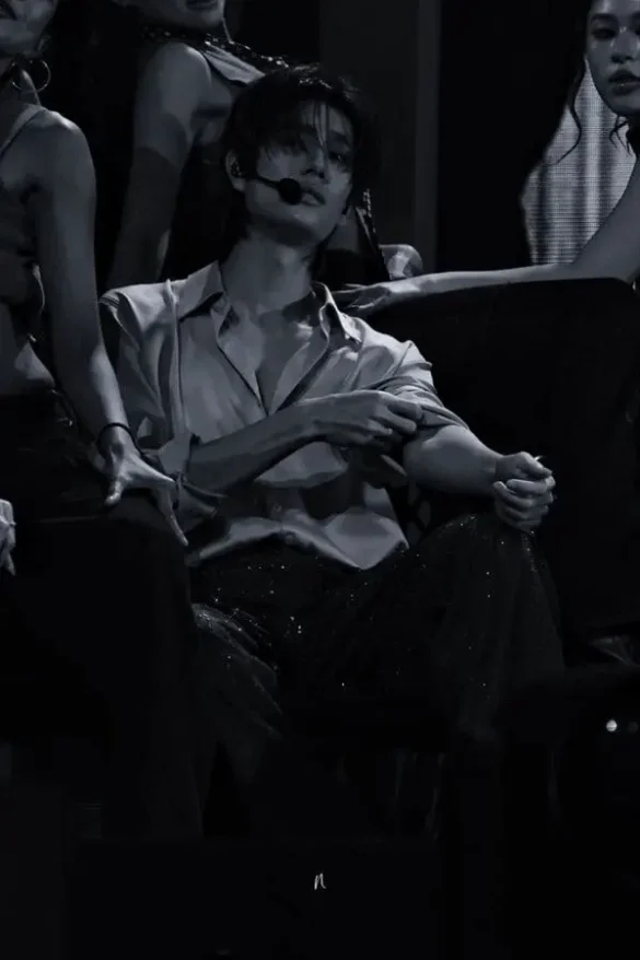 Phuwin Tangsakyuen trắng đen tối giản