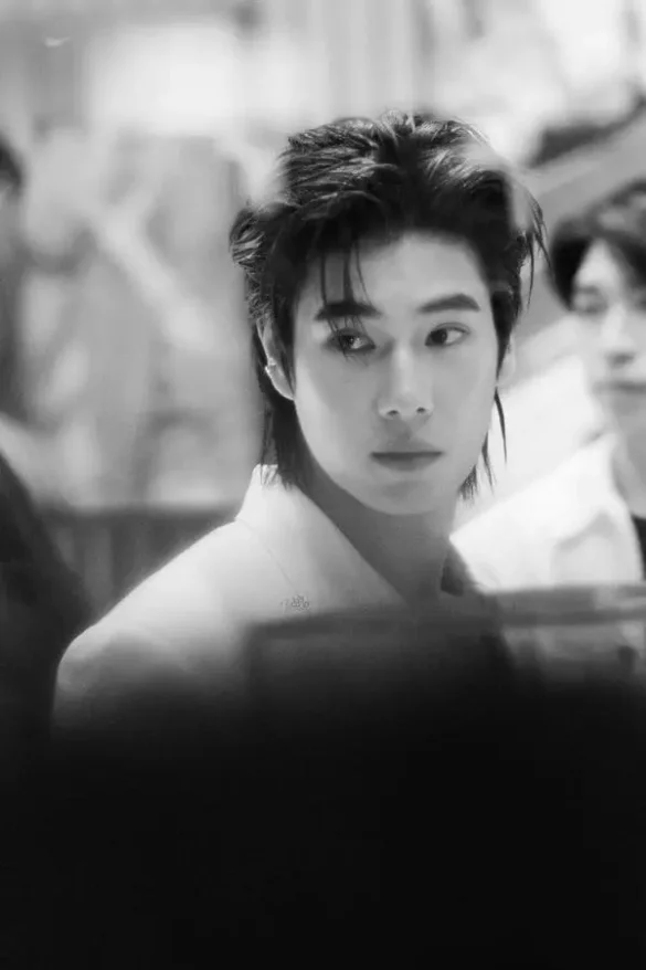 Phuwin Tangsakyuen concept trắng đen