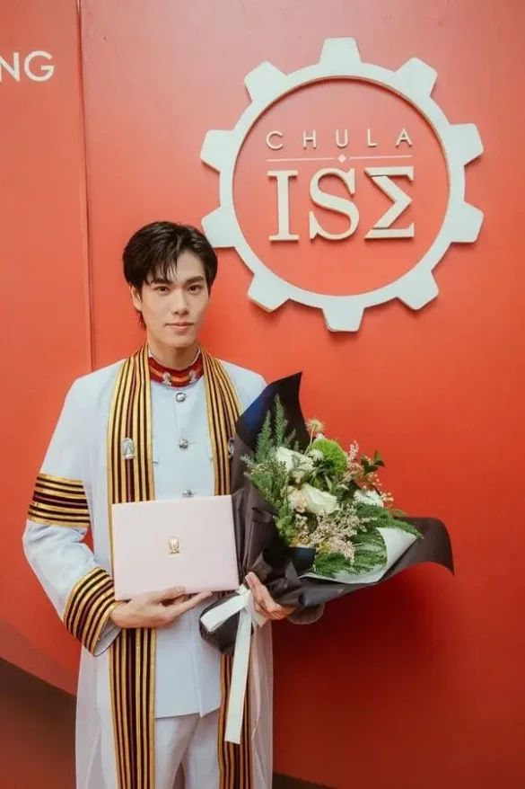 Phuwin Tangsakyuen trong lễ tốt nghiệp