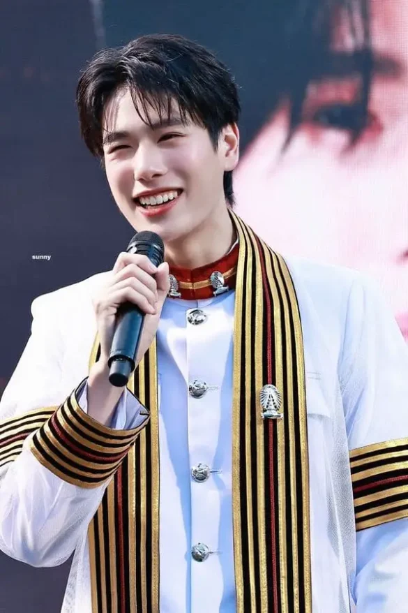 Phuwin Tangsakyuen dấu mốc tốt nghiệp