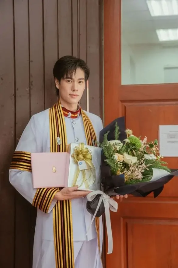 Phuwin Tangsakyuen ngày tốt nghiệp