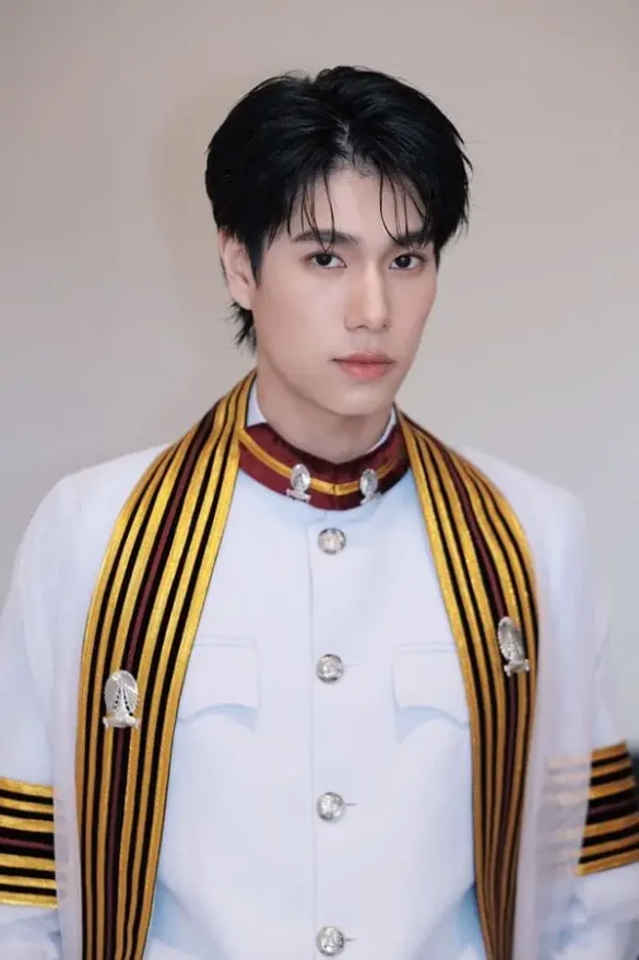 Phuwin Tangsakyuen hình ảnh tốt nghiệp