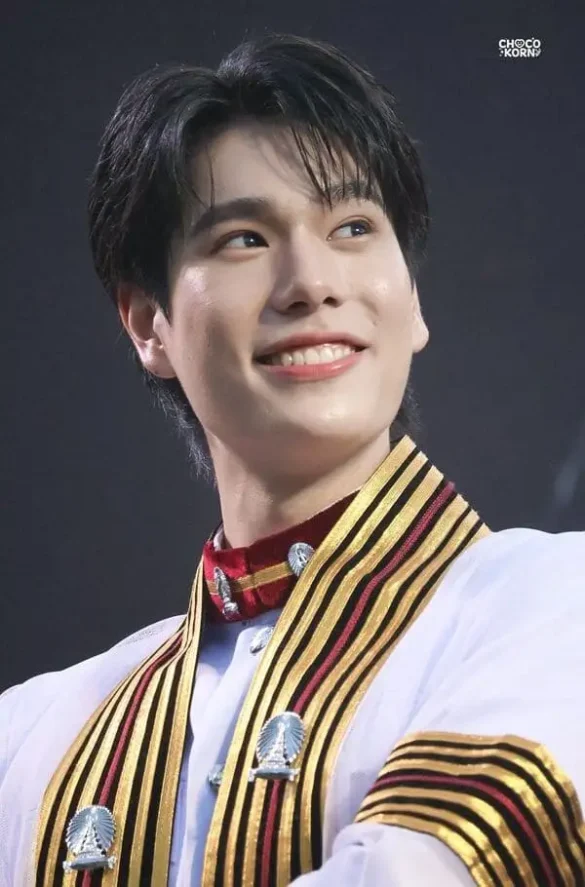 Phuwin Tangsakyuen tốt nghiệp đầy cảm xúc