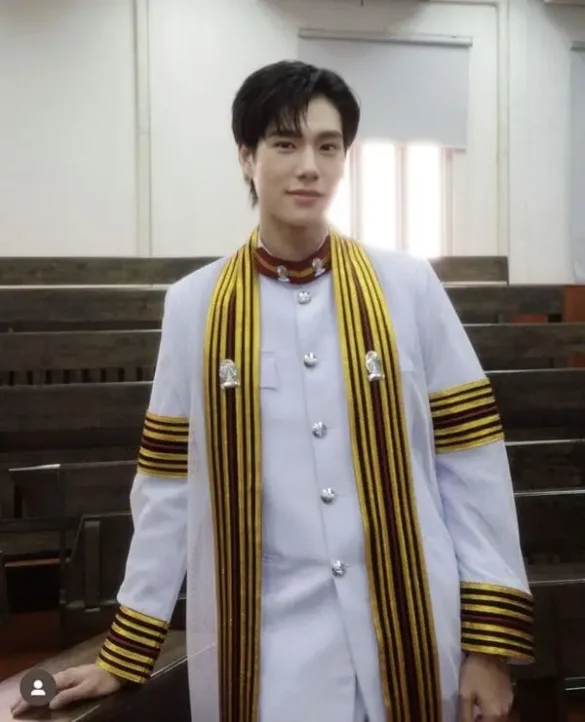 Phuwin Tangsakyuen ngày lễ tốt nghiệp