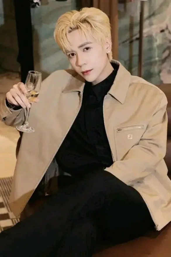 Quang Hùng MasterD góc nghiêng đẹp trai, ánh mắt sắc