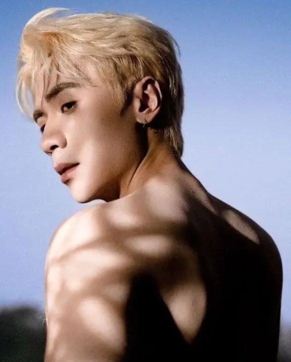 Quang Hùng MasterD đứng dưới đèn, look cực cuốn