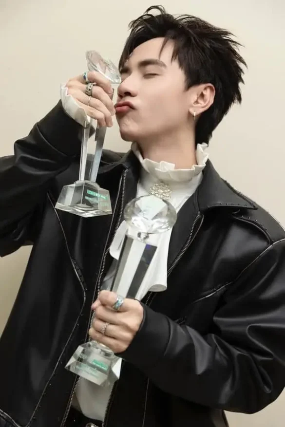 Quang Hùng MasterD vibe tổng tài với suit đen