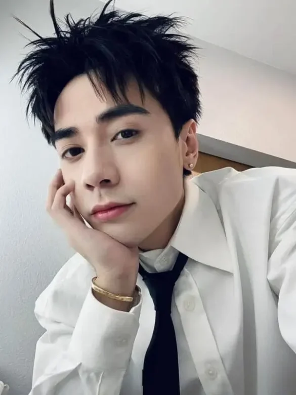 Quang Hùng MasterD phong cách doanh nhân, nét lạnh