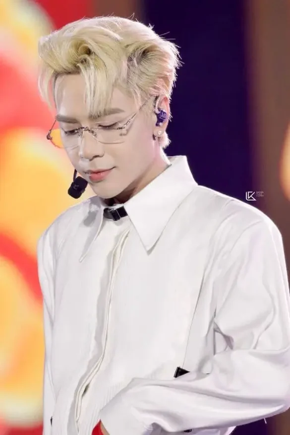 Quang Hùng MasterD tổng tài ngồi ghế, pose sang