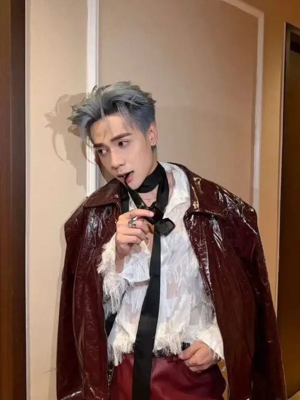 Quang Hùng MasterD nhìn nghiêm túc, vibe quyền lực