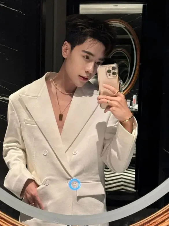 Quang Hùng MasterD tổng tài style lịch lãm