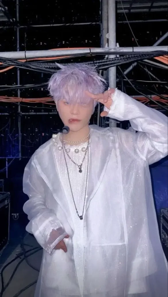 Wallpaper Rhyder tone trầm, nhìn cuốn