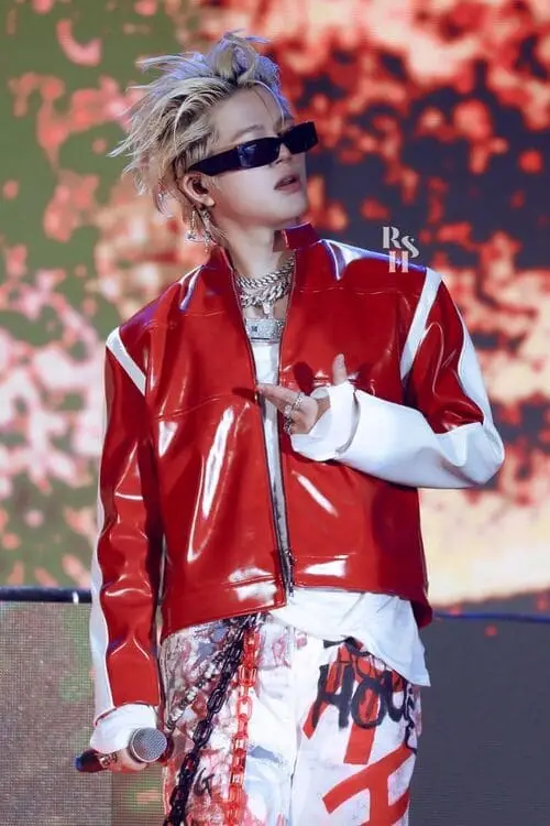 anh-rhyder-ngau-ao-do-5 Rhyder áo đỏ tạo dáng đơn giản mà “chất”