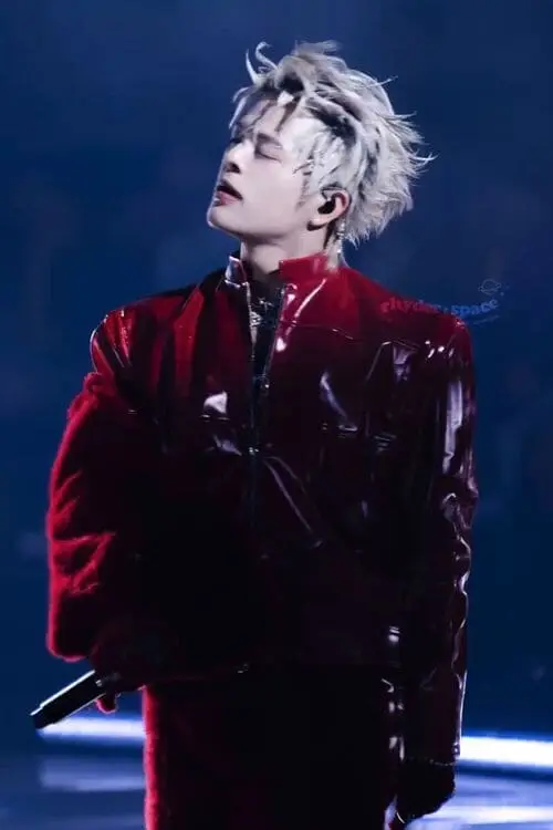 anh-rhyder-ngau-ao-do-7 Ảnh Rhyder áo đỏ, vibe sân khấu mạnh